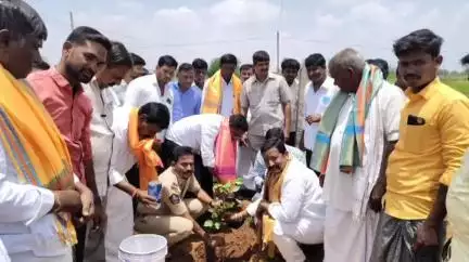 మంత్రాలయం: మొక్కలు నాటి వాటిని రక్షించడం ద్వారా భవిష్యత్తు తరాలకు స్వచ్ఛమైన వాతావరణం అందించవచ్చు: టీడీపీ నియోజవర్గం ఇంచార్జ్