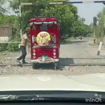 ऊंचाहार: सादे की बाजार मजरे अरखा रेलवे क्रासिंग पर पटरियों के बीच फंसा ई-रिक्शा, रेलवे विभाग कर रहा हादसे का इंतजार