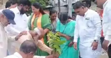 लातूर: केंद्र सरकारला 11 वर्षे पुर्ण झाल्यामुळे डॉ.आंबेडकर मंडलाच्या वतीने विवेकानंद चौकात वृक्षारोपन करून पर्यावरण दिन साजरा
