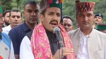कुल्लू: प्रधानमंत्री ग्रामीण सड़क योजना चरण-4 में बनेंगी 1500 किलोमीटर सड़कें, लोक निर्माण मंत्री विक्रमादित्य सिंह ने बंजार में दी जानकारी