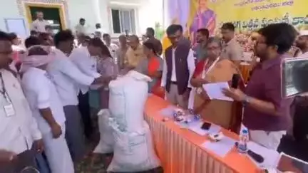 పంపునూరు రైతు సేవ కేంద్రం వద్ద సబ్సిడీతో వేరుసెనగ విత్తన కాయలను రైతులకు పంపిణీ చేసిన  జిల్లా కలెక్టర్ వినోద్ కుమార్