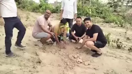 रसड़ा: विश्व पर्यावरण दिवस पर रसड़ा में 51 पौधे रोपित कर हरित क्रांति का संदेश दिया गया
