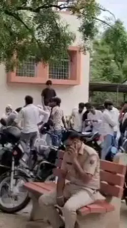 अलवर: अलवर में रेलवे पटरी के पास संदिग्ध परिस्थितियों में मिला युवक का शव, परिजनों ने 10 लोगों पर हत्या का मामला दर्ज कराया