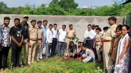 पारोळा: आर एल कॉलेज येथे राष्ट्रीय सेवा योजना विभाग व सामाजिक वनीकरण विभाग यांच्यातर्फे जागतिक पर्यावरण दिन साजरा