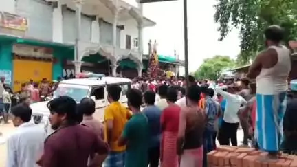গোয়ালপোখর ২: চাকুলিয়া থানার গণ্ডাল এলাকায় দুই যুবকের মধ্যে মারপিট আহত ১ , এক যুবক কে আটক করলো পুলিশ