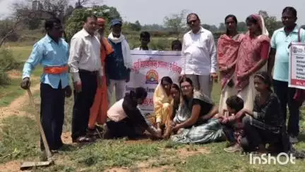 सूरजपुर: विश्व पर्यावरण दिवस के अवसर पर रुनियाडीह में 'एक पेड़ मां के नाम' अभियान के तहत 30 पौधों का रोपण किया गया
