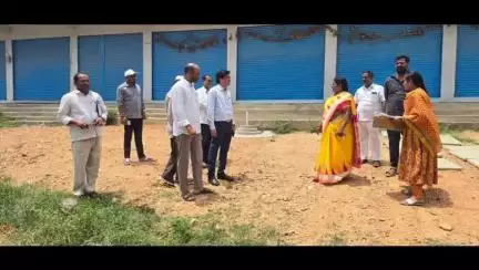 శంకరంపేట ఏ: పెద్ద శంకరంపేట లో ప్రభుత్వ భూములను పరిశీలించిన మెదక్ ఆర్డీవో రమాదేవి.