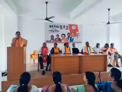 కామారెడ్డి: మోదీ ప్రధాని పదవి చేపట్టిన నాటినుండి అభివృద్ధిపథంలోనడుస్తుంది పట్టణంలో కిసాన్ మహిళామోర్చారాష్ట్ర అధ్యక్షురాలు గీతాముర్తి