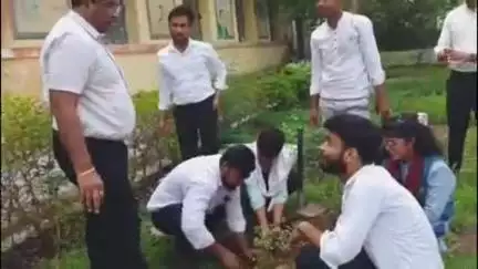 खंडवा नगर: विश्व पर्यावरण दिवस पर अखिल भारतीय विद्यार्थी परिषद ने बी.एड कॉलेज में किया पौधारोपण
