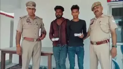 नवाबगंज: रेलवे क्रांसिंग बंकी के पास पुलिस ने 2 चोरों को गिरफ्तार कर चोरी की घटना का किया खुलासा, चोरी के जेवरात व नकदी बरामद