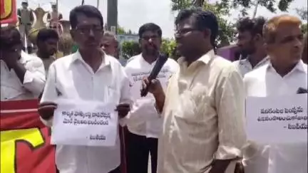 పాణ్యం: మహిళల రాత్రి షిఫ్టులు, పని గంటల పెంపును వ్యతిరేకిస్తూ కల్లూరు అర్బన్ సుందర సర్కిల్‌లో CITU నాయకుల నిరసన