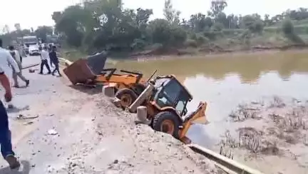 हाटपिपल्या: मोखापिलपल्या में ट्रॉला और जेसीबी में हुई भिड़ंत, दोनों वाहन पुल से नीचे कालीसिंध नदी में गिरे