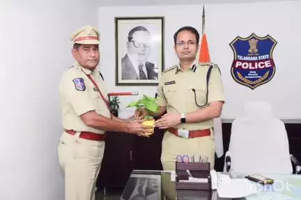 చోరీల నియంత్రణకు కృషి చేయాలని క్రైమ్స్ అదనపు డీసీపీకి సూచించిన పోలీస్‌ కమిషనర్‌ సన్ ప్రీత్ సింగ్