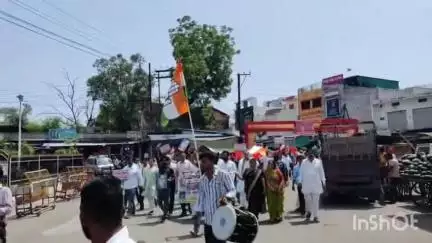 शाहपुरा: संविधान बचाओ और जातिगत जनगणना शीघ्र कराने की मांग को लेकर कांग्रेस जनों ने महलों के चौक से निकाली रैली