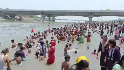 कैराना: गंगा दशहरा पर्व पर यूपी-हरियाणा बॉर्डर पर यमुना नदी पर उमड़ा श्रद्धालुओं का सैलाब, डूब रहे दो श्रद्धालुओं को बचाया गया