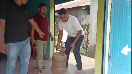 দিনহাটা ২: দিনহাটায় বিভিন্ন রেস্তরাঁ ও হোটেলে অবৈধ গ্যাস সিলিন্ডার ব্যবহারের বিরুদ্ধে পুলিশের অভিযান, বাজেয়াপ্ত 12টি সিলিন্ডার