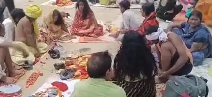 पटना ग्रामीण: आलमगंज थाना क्षेत्र के गंगा घाट पर चल रहा अंधविश्वास का खेल, लोगों के शरीर से भूत-प्रेत भगाने का दावा