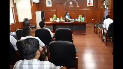 दुमका: समाहरणालय स्थित DC कक्ष में उपायुक्त ने नगर परिषद दुमका और नगर पंचायत बासुकीनाथ के कार्यों की समीक्षा की