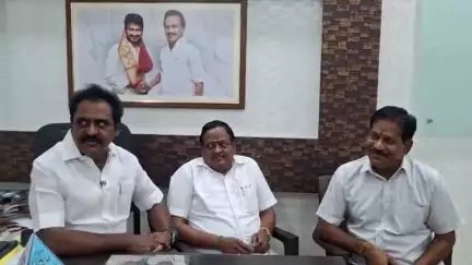 காஞ்சிபுரம்: காஞ்சிபுரம் MLA அலுவலகத்தில் மின்வாரிய அதிகாரிகளுடன் C.V.M.P எழிலரசன் MLA ஆலோசனைக் கூட்டம் நடத்தினார்