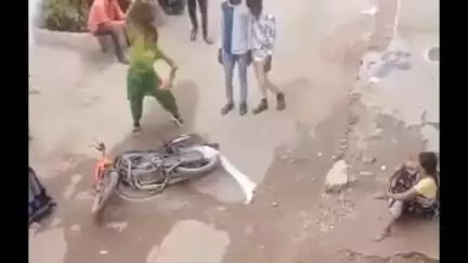 इंदौर: चंदन नगर थाना क्षेत्र में गाड़ी में तोड़फोड़ कर रही महिला का वीडियो हुआ वायरल