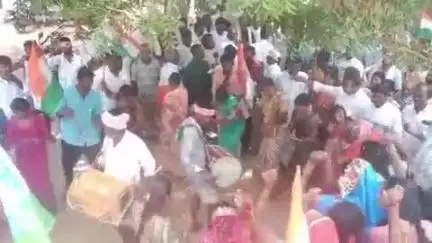 కళ్యాణదుర్గం: మాజీ ఎంపీ తలారి రంగయ్య పాదయాత్రకు సంప్రదాయ నృత్యంతో స్వాగతం పలికిన వంకతాండ బంజారా మహిళలు