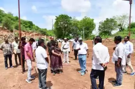 మూసాపేట: మూసాపేట మండలం సంకలమద్ది శివారులో సభా స్థలాన్ని పర్యవేక్షించిన జిల్లా కలెక్టర్ విజయేందిర బోయి