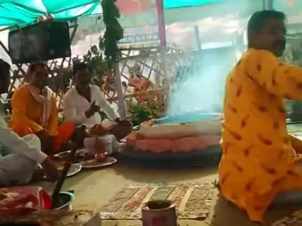 daru khedi mein havan karte hue samast gramwasi
