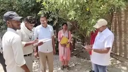 बेल्थरा रोड: सिसैंड कला गांव में शिकायत पर जांच के लिए पहुंचे एडीओ पंचायत और सचिव, गांव में मचा हड़कंप