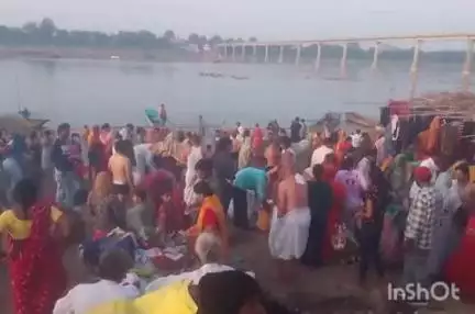 देवास नगर: गंगा दशहरा पर श्रद्धालुओं ने नेमावर में नर्मदा नदी में लगाई आस्था की डुबकी