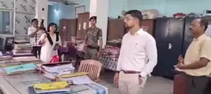 पूर्णिया पूर्व: पूर्णिया जिलाधिकारी ने समाहरणालय परिसर स्थित विकास भवन में विभिन्न विभागों के कार्यालय का किया औचक निरीक्षण