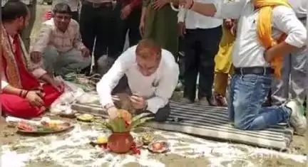 रॉबर्ट्सगंज: ढोढरी ग्राम सभा में 'एक पेड़ मां के नाम' अभियान के तहत बेलन नदी के तट पर DM व CDO ने किया वृक्षारोपण