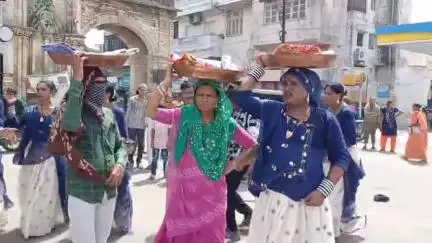 ધોરાજી: જલ જલાસા પીર ખાતે ધોરાજી ઉપલેટા અખાડાના કિન્નર સમુદાય દ્વારા ચાદર અને ન્યાઝનું આયોજન કરી ઉજવણી કરવામાં આવી