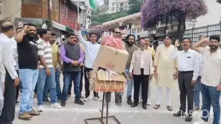 अल्मोड़ा: हरिद्वार की घटना के विरोध में अल्मोड़ा में कांग्रेस कार्यकर्ताओं ने भाजपा का पुतला फूंका
