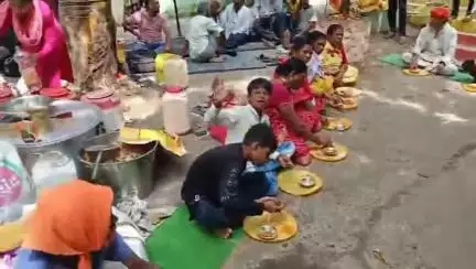 होशंगाबाद नगर: विवेकानंद घाट पर मेहरा गांव के महिला मंडल ने किया सामूहिक भंडारे का आयोजन