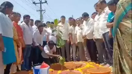 నగరి: పర్యావరణ దినోత్సవం సందర్భంగా పుత్తూరులో హరితాంధ్రప్రదేశ్ కార్యక్రమంలో పాల్గొన్న ఎమ్మెల్యే భాను ప్రకాష్