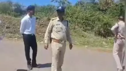 पनागर: मनियारी कला में बाइक से अवैध शराब की तस्करी करते आरोपी गिरफ्तार, 50 देशी शराब के पाव जब्त
