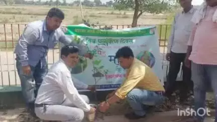 बंजरिया: प्रखंड कार्यालय परिसर में विश्व पर्यावरण दिवस के अवसर पर गुरुवार को 'मां के नाम' कार्यक्रम के तहत पौधरोपण किया गया