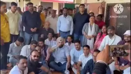 देहरादून: महानगर कांग्रेस अध्यक्ष के नेतृत्व में कांग्रेस कार्यकर्ताओं ने डिस्ट्रिक्ट फॉरेस्ट ऑफिसर के कार्यालय में किया प्रदर्शन