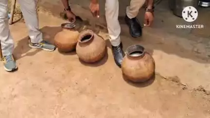 বিষ্ণুপুর: ভিমারডাঙা, বেলশুলিয়া, হাতগাড়া গ্রামে অভিযান চালিয়ে প্রায় 4 হাজার লিটার চোলাই মদ নষ্ট করল পুলিশ ও আবগারি দপ্তর