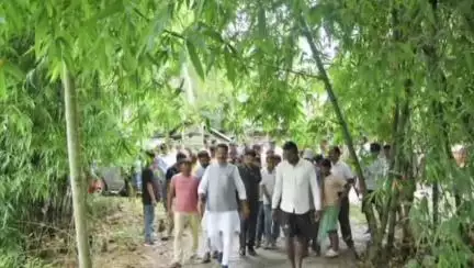 ঢেকিয়াজুলি ভাগ: বানপানীৰ কবলত পৰি  প্ৰাণ হেৰুওৱা ৩ নং চিতলমাৰী গাঁ‌ৱৰ বাসিন্দা প্ৰয়াত সুশীল ৰায়ৰ বাসগৃহত উপস্থিত মন্ত্ৰী অশোক সিংহল