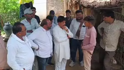 निवाली: लिम्बई पहुंचे पूर्व गृहमंत्री व विधायक बाला बच्चन, मृतकों के परिवार जनों से की भेंट