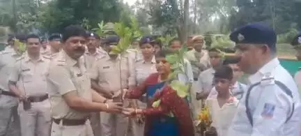 ফরিদপুর দুর্গাপুর: বিশ্ব পরিবেশ দিবস উপলক্ষ্যে কোকওভেন থানার উদ্যোগে করা হল বৃক্ষরোপণ কর্মসূচি, উপস্থিত ACP সহ অন্যরা