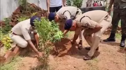 शेखपुरा: विश्व पर्यावरण दिवस पर शेखपुरा एसपी बलिराम कुमार चौधरी ने धर्मपुर पुलिस लाइन में किया पौधारोपण
