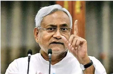 दरभंगा में जनता की मांग पर सीएम ने मंच से कर दिया शहीद की प्रतिमा लगवाने का ऐलान, डीएम को बुलाकर तुरंत दे डाले निर्देश