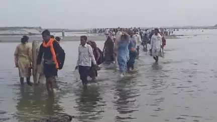 कन्नौज: ज़िले में धूमधाम से मनाया जा रहा गंगा दशहरा का पर्व, घाटों पर गंगा स्नान के लिए उमड़े श्रद्धालु