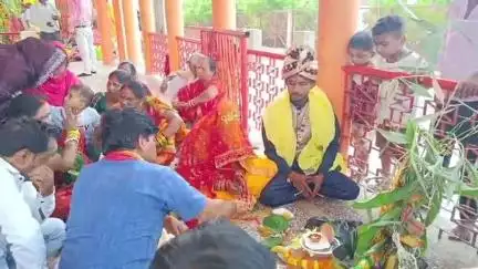 मंझनपुर: योगी के जन्मदिन पर मुस्लिम युवती ने अपनाया सनातन धर्म, मंझनपुर के दुर्गा मंदिर में हिंदू प्रेमी से रचाई शादी