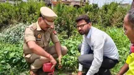 रुधौली: पर्यावरण दिवस पर प्रभारी निरीक्षक थाना रूधौली एवं पर्यावरणविद आकाश चौधरी ने किया पौधों का रोपण