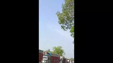 मंझनपुर: कैमा बाजार में तेज रफ्तार डंपर ने बरगद के पेड़ से टकराया, पेड़ गिरने से लगा लंबा जाम