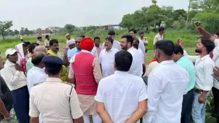 पचरुखी: जसौली गांव में 20 जून को प्रधानमंत्री के कार्यक्रम के लिए डीएम ने सभास्थल का किया निरीक्षण