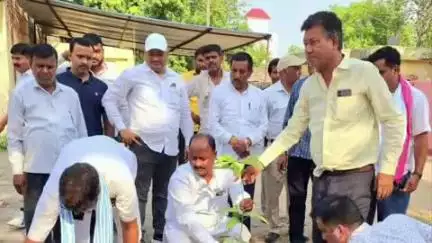 खलीलाबाद: विश्व पर्यावरण दिवस के अवसर पर जिला पंचायत अध्यक्ष बलिराम यादव ने कार्यालय परिसर में मां के नाम पर एक पौधा लगाया